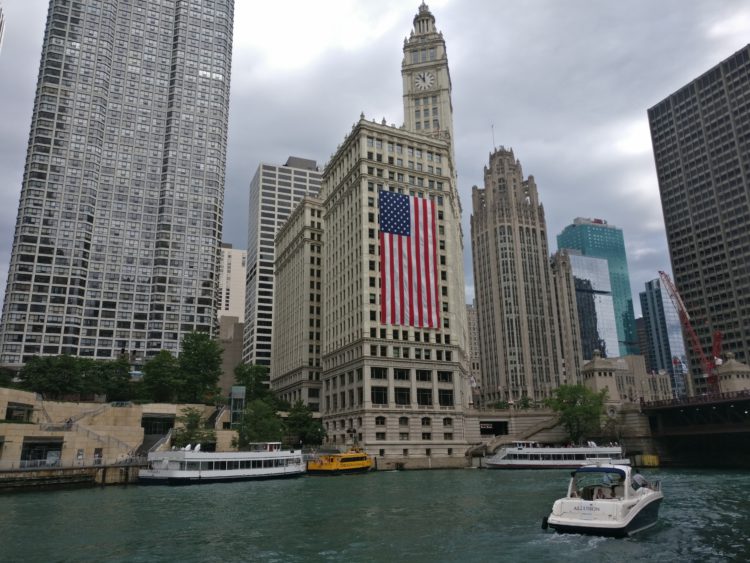 Wolkenkratzer entlang des Chicago River